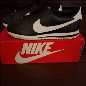 Nike Men's Classic Black and White Sneakers